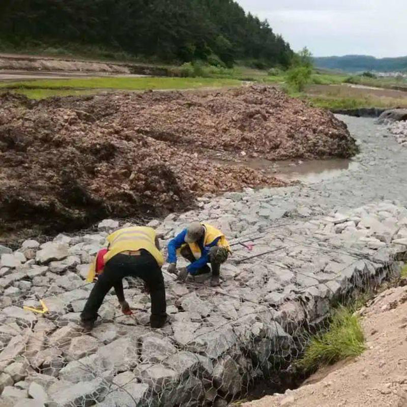 雷諾護(hù)墊多用于河道河岸的護(hù)坡加固等工程中